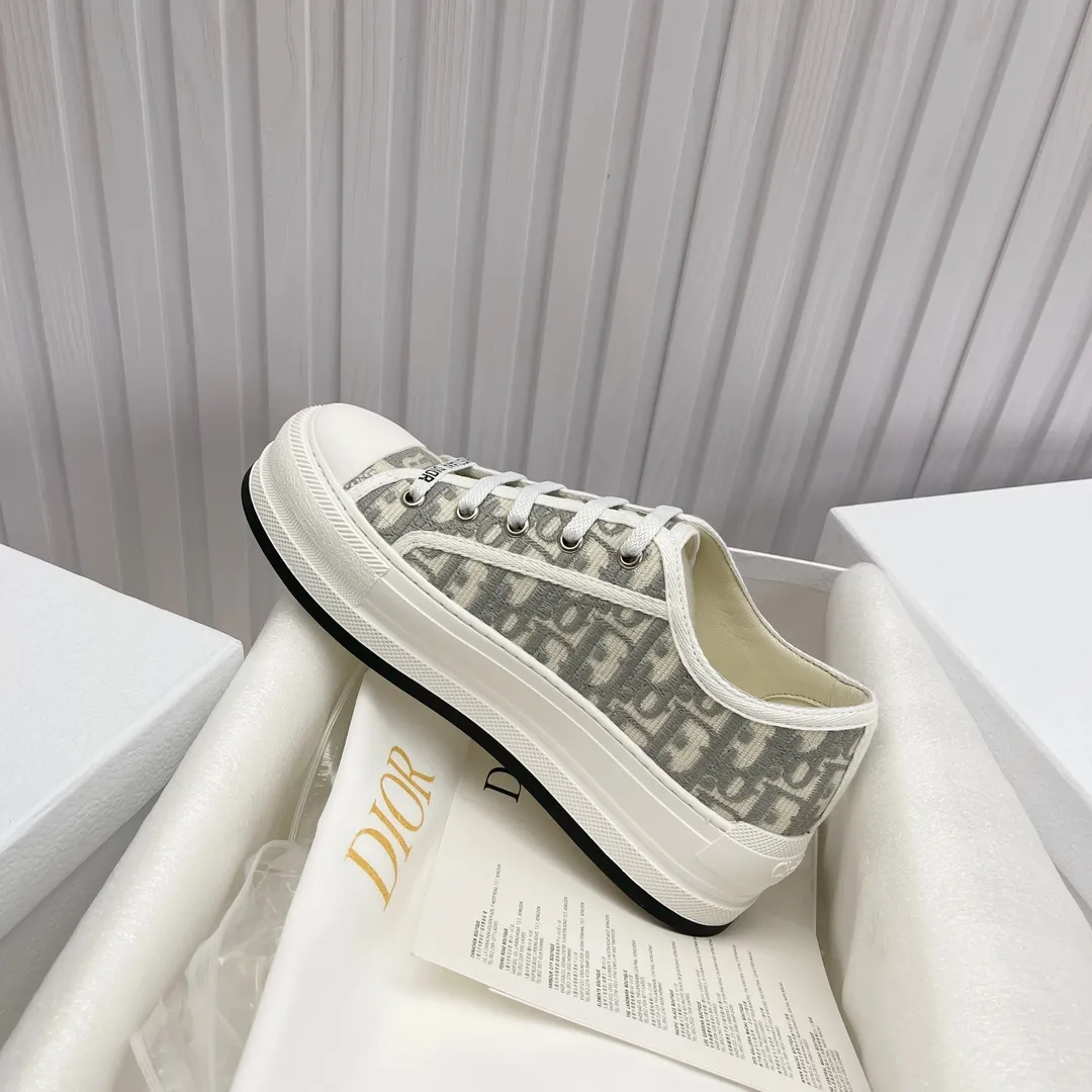 👟👟Ex-factory price 520👟👟 Women's shoes factory ready stock high quality Dior )Flat sneakers are made of fully embroidered iconic patterns💎💎♦️Top quality in the market🎗Breaking hot model in foreign counters🎗Non-market ordinary imitation version🎗🔳The fabric is made of Italian🇮🇹imported fabric❗️Embroidered upper, original mold injection Logo frosted five-pointed star outsole🔳Inside imported lambskin + high elasticity injection molding mold Logo foam pads Number of yards: 35 to 41
